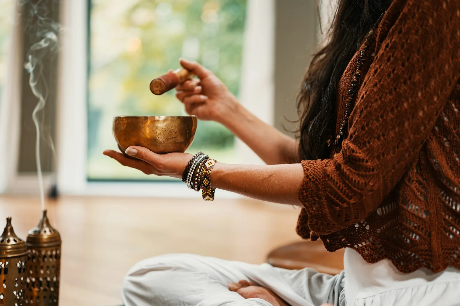 Sanfte Vorbeuge auf einer Yogamatte