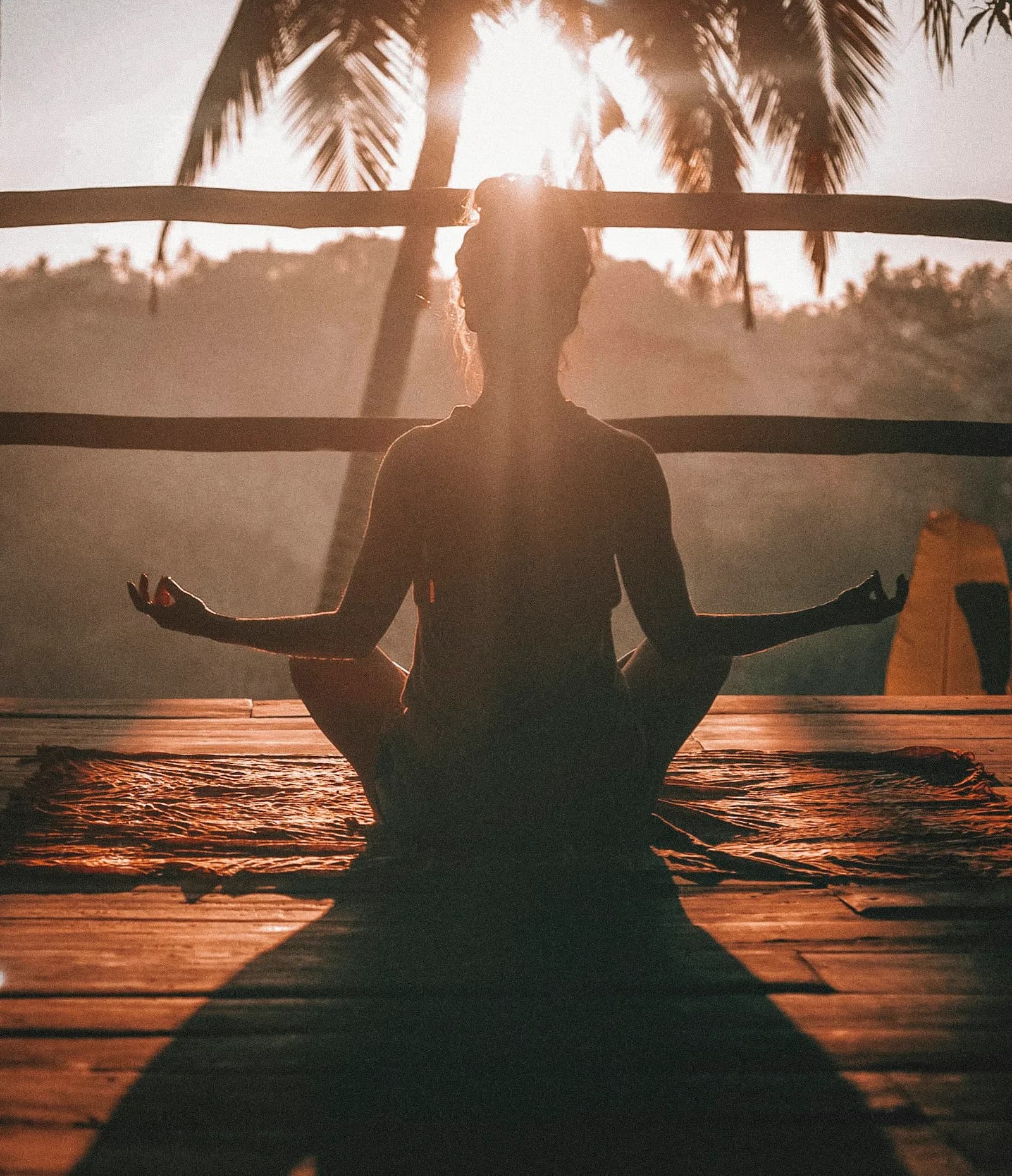 Ruhige sitzende Meditation im Freien
